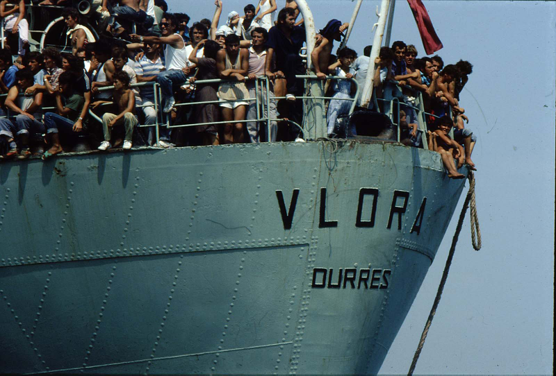Illustration for article titled El día que 20.000 inmigrantes llegaron a Italia tras tomar un barco: la epopeya del Vlora
